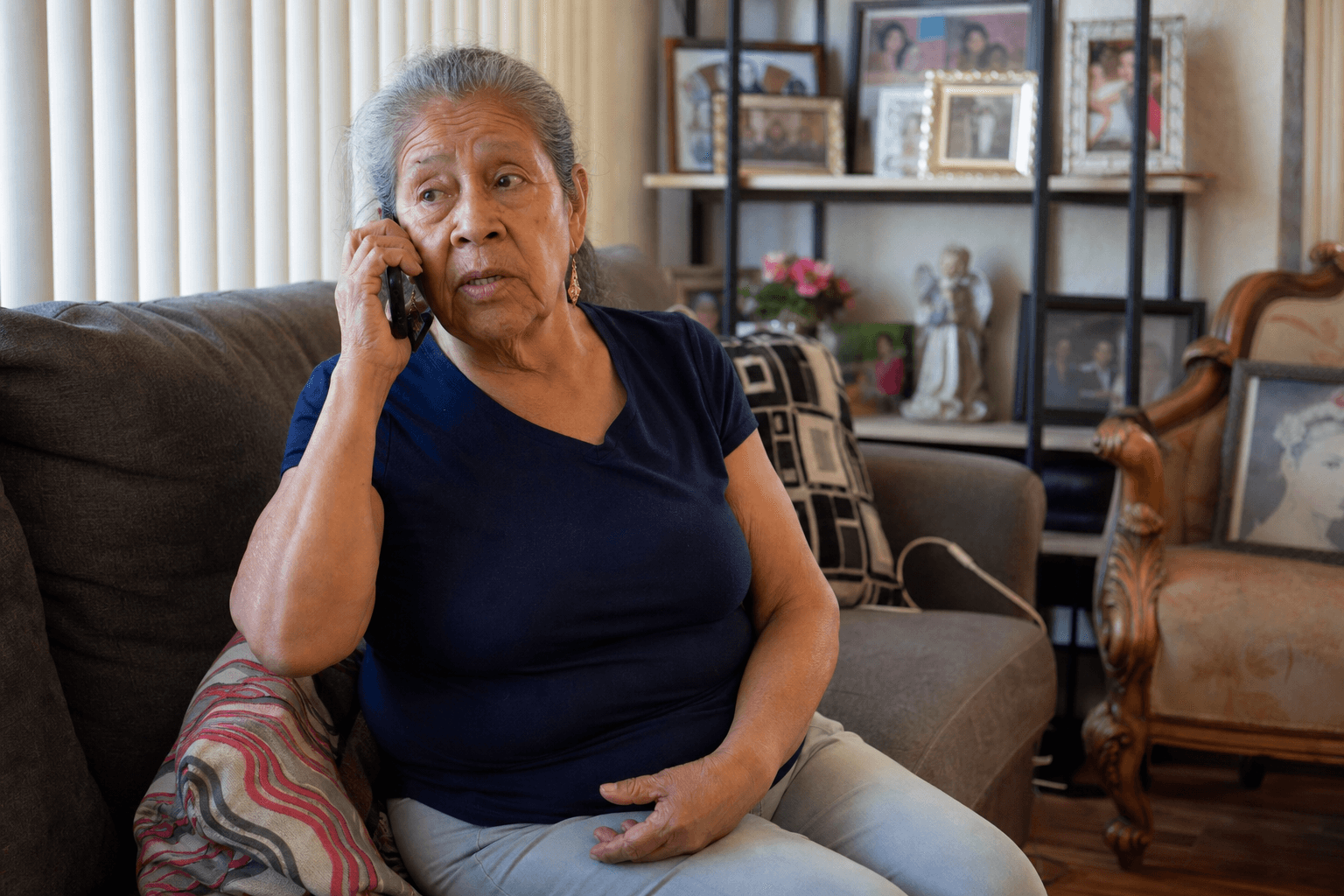Abuelita hablando por teléfono