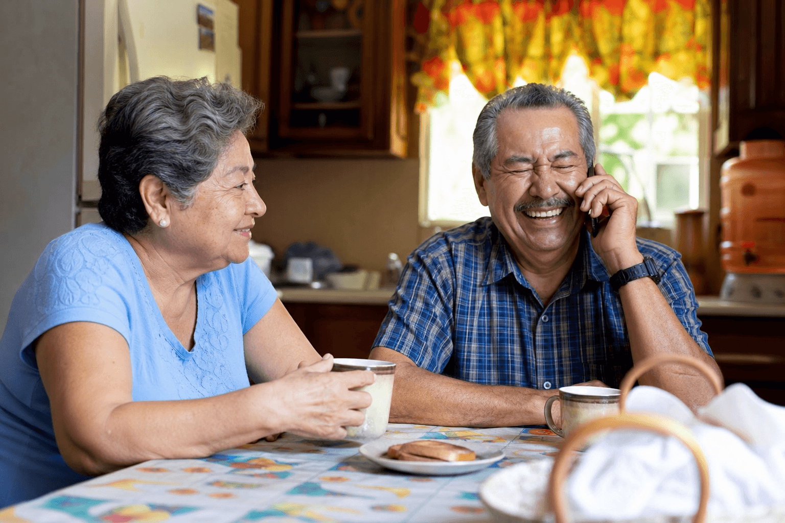 Abuelitos disfrutando la llamada